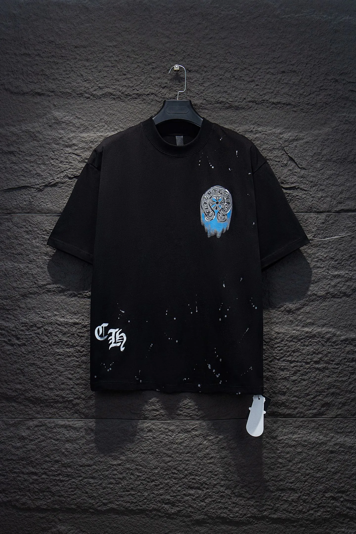 🅿️188 Style No.: 7250# Chrome hearts• 25ss ⚠YB custom-woven and custom-dyed fabric, color, printing, version and accessories. The fabric is woven by imported machines. The uniqueness of the cloth texture creates a perfect garment effect. The fabric is made of 260-gram clean cloth with 320-gram 1*1 rib. 4-color environmentally friendly custom-dyed fabric, threads in the same cylinder, no color difference.  Gradient graffiti on garments, hand-made graffiti technology on garments, the details of the collar, pockets, cuffs, and front and rear threads are clearly visible. The printing uses Japanese BROTHER white ink digital direct-injection garment printing. This model is a global limited edition. In order to present a product like a work of art, after a long period of repeated determination of details, a very high-standard garment is presented. The front chest is made of direct-injection printing environmentally friendly glue material, using a mechanized printing process. Mechanical printing has high precision, the positioning accuracy can reach ±0.02mm, and the quality is stable.   The body is treated with graffiti elements, which greatly increases the interest of the clothing; it has a unique visual effect. The special washing effect creates a unique aged effect.  Croix Heart Short Sleeve must be the first short-sleeved piece in spring and summer that blurs the boundaries of unisex style. It has a classic dropped shoulder oversize version and a loose and casual upper body.  Color: Black White Size: S M L XL